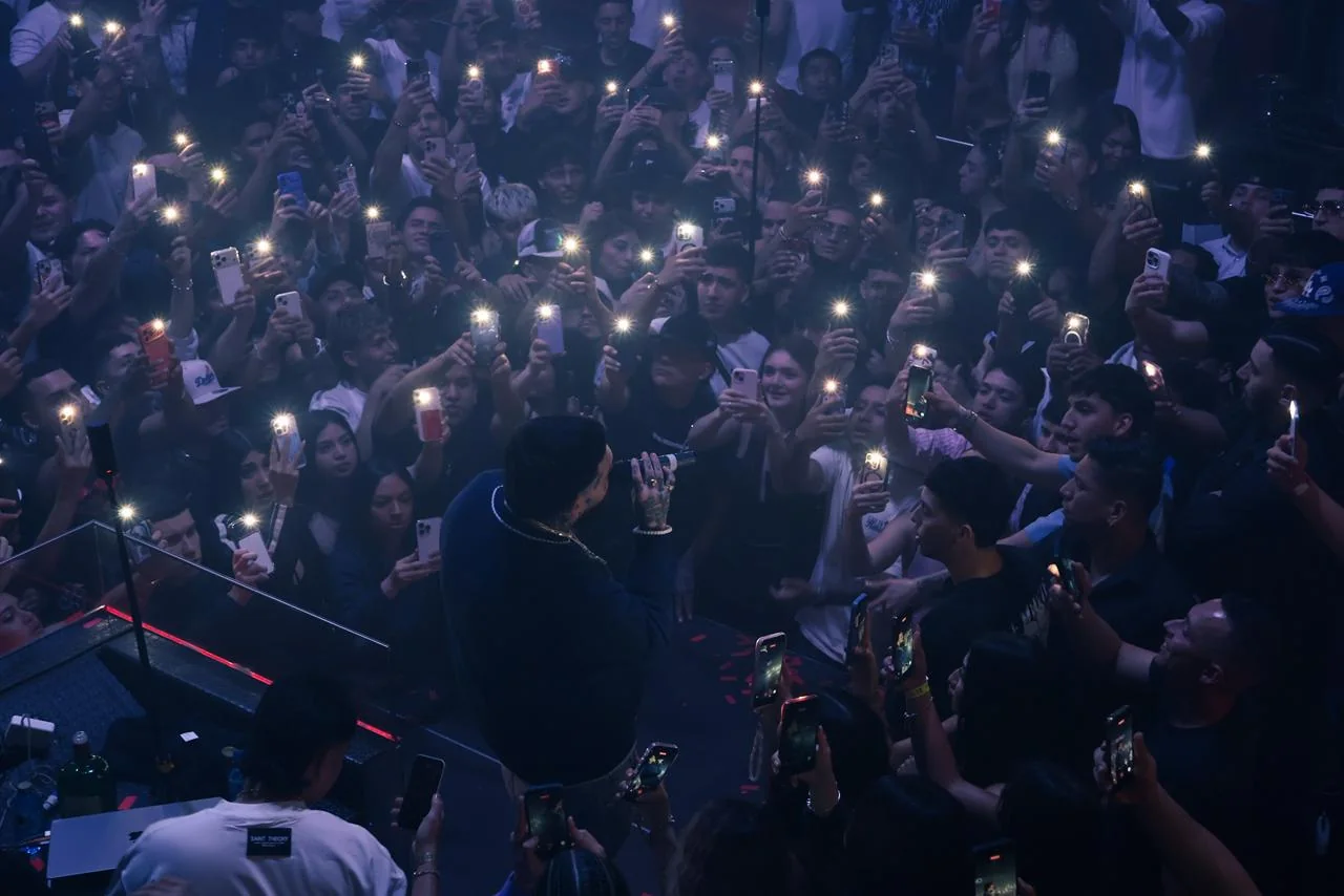 Fans grabando el show de GEEZYDEE
