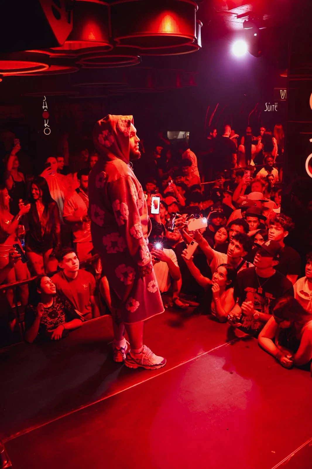 GEEZYDEE en tarima con luces rojas