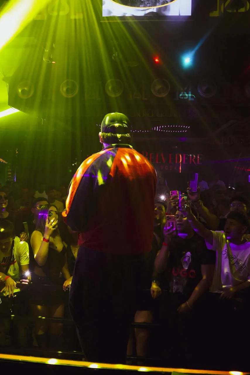 GEEZYDEE en tarima con luz amarilla