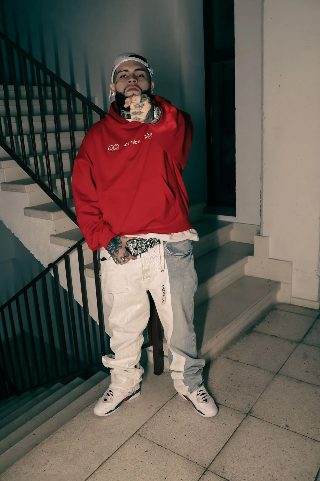 GEEZYDEE con hoodie rojo en la calle