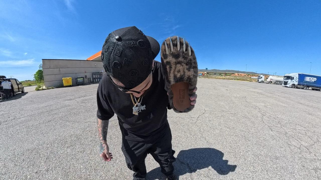 GEEZYDEE en una toma exterior de campaña